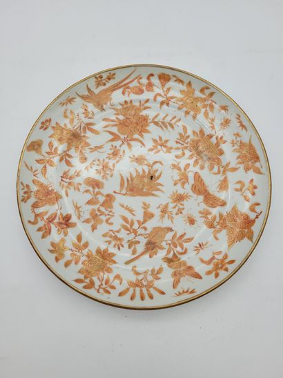  9 assiettes en porcelaine polychromes, Chine, XIXe - XXe siècles Dont : - 4 à décor...