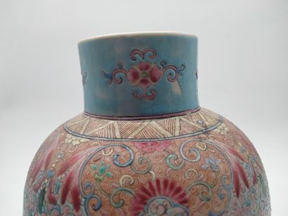 null Vase couvert en porcelaine, Chine, fin XIXe - début XXe siècle
A décor de fleurs...