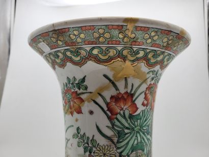 null Paire de vases cornet en porcelaine dans le style de la famille vert, Chine,...