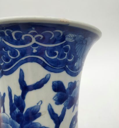 null Vase cornet en porcelaine à décor bleu blanc, Japon, XIXe siècle
A décor d'un...
