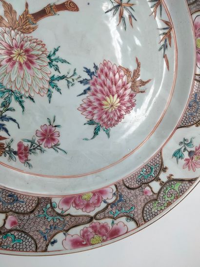 null Large porcelain dish with polychrome decoration of the pink family, China, Compagnie...