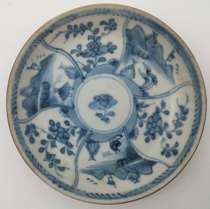 null 3 porcelain plates with blue and white decoration, China, Compagnie des Indes,...
