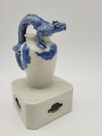  Petit vase en porcelaine à décor bleu blanc sur un socle ajouré, surmonté par un...