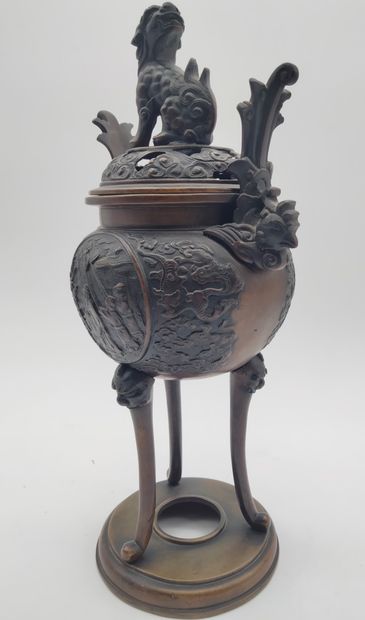 null Brûle parfum en alliage cuivreux, Chine, XXe siècle
Posé sur trois hauts pieds,...