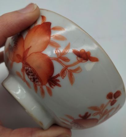null Deux bols en porcelaine, Chine, XIXe siècle 
Dont : 
- 1 à décor en rouge de...