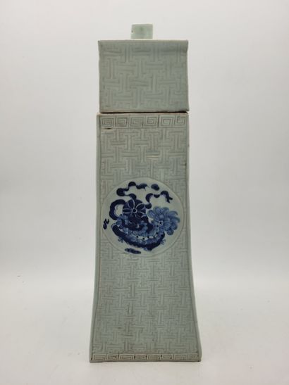  Grand vase à section carrée couvert en porcelaine, Chine, XXe siècle A décor de...