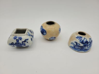 Trois petits vases à eau en porcelaine, Chine,...