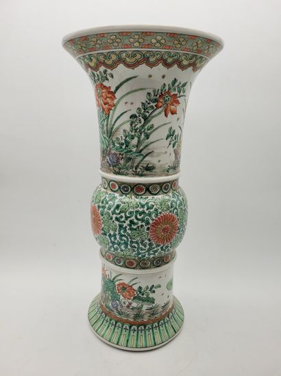  Paire de vases cornet en porcelaine dans le style de la famille vert, Chine, XXe...