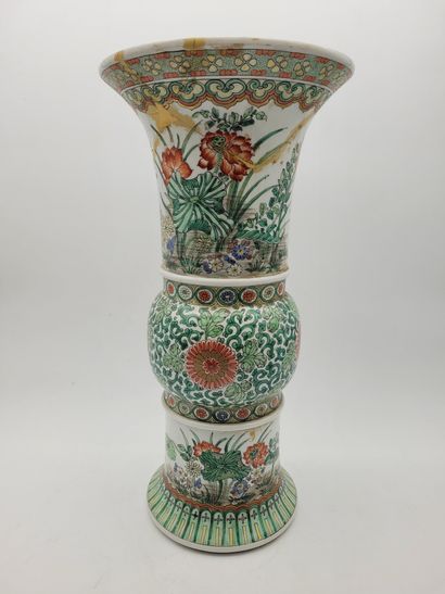  Paire de vases cornet en porcelaine dans le style de la famille vert, Chine, XXe...