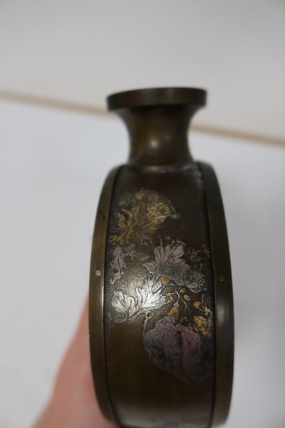 null Petit vase en sentoku, la panse en forme de taïko, Japon, époque Meiji (1868-1912)
Le...