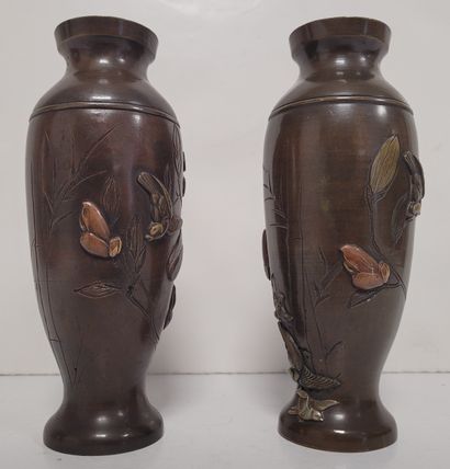 null Pair of small bronze baluster vases, Japan, early 20th
centuryDecoration in...