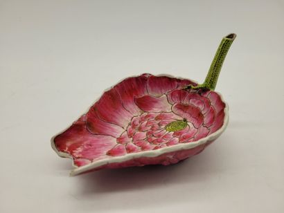 Cup called Lian shi xi bei in pink and green...