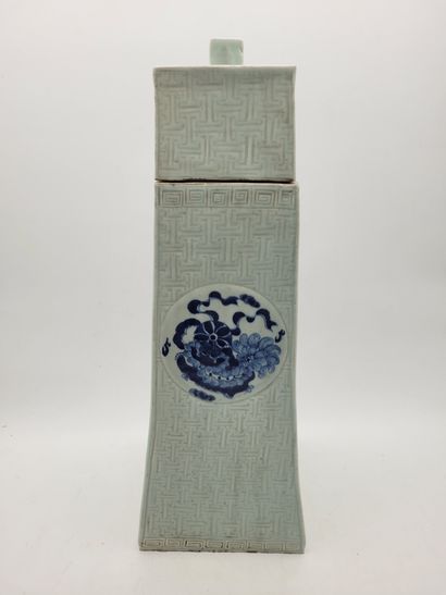  Grand vase à section carrée couvert en porcelaine, Chine, XXe siècle A décor de...