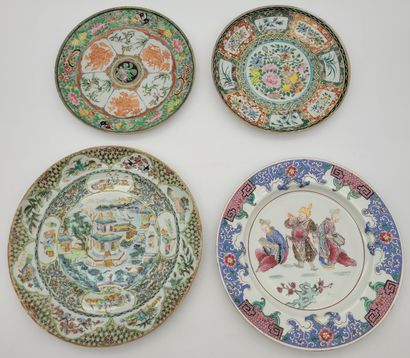 Quatre assiettes en porcelaine, Chine, XIXe...