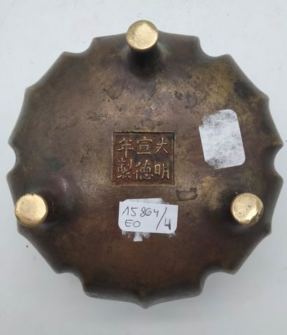 null Brûle-parfum tripode en bronze à patine doré, Chine, vers 1900
Panse en forme...