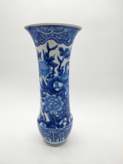 null Vase cornet en porcelaine à décor bleu blanc, Japon, XIXe siècle
A décor d'un...