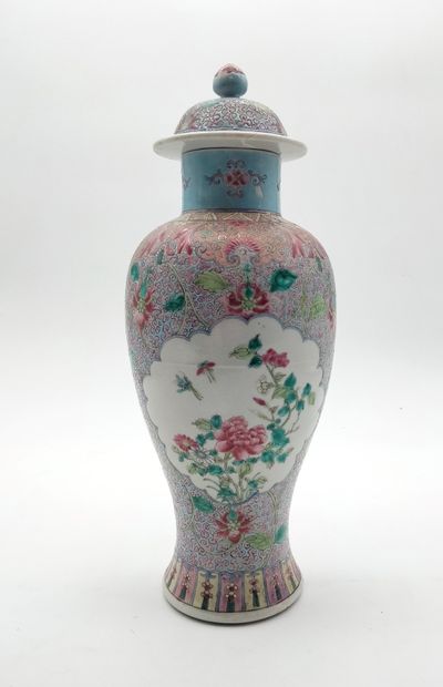Vase couvert en porcelaine, Chine, fin XIXe...