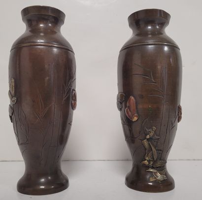 null Pair of small bronze baluster vases, Japan, early 20th
centuryDecoration in...