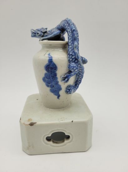  Petit vase en porcelaine à décor bleu blanc sur un socle ajouré, surmonté par un...