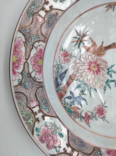 null Grand plat en porcelaine à décor polychrome de la famille rose, Chine, Compagnie...