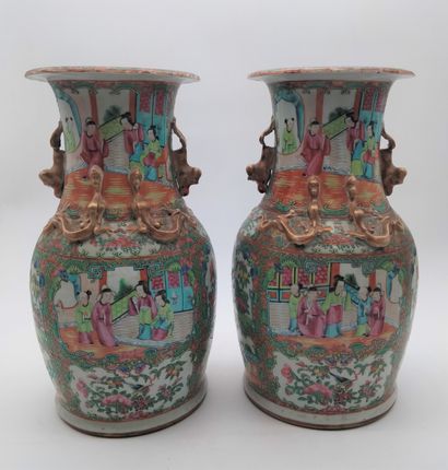  Paire de vases en porcelaine, Chine, Canton, fin XIXe siècle A décor polychrome...