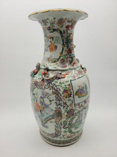 null Vase balustre en porcelaine, Chine, Canton, XIXe siècle
A décor polychrome en...