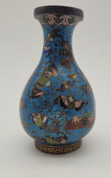 null Petit vase en alliage cuivreux, Chine, XIXe siècle 
A décor en émaux cloisonnés...
