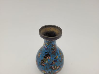 null Petit vase en alliage cuivreux, Chine, XIXe siècle 
A décor en émaux cloisonnés...