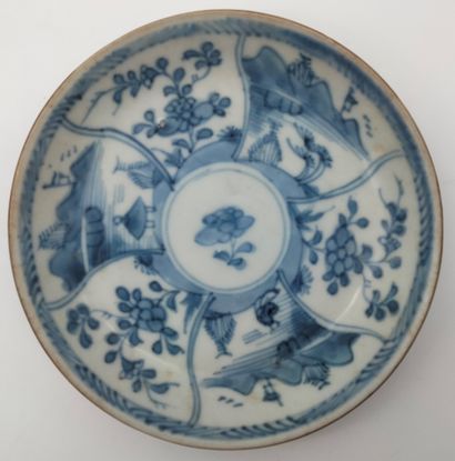  3 assiettes en porcelaine à décor bleu blanc, Chine, Compagnie des Indes, XVIIIe...
