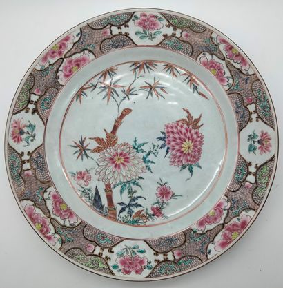 null Grand plat en porcelaine à décor polychrome de la famille rose, Chine, Compagnie...