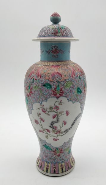 null Vase couvert en porcelaine, Chine, fin XIXe - début XXe siècle
A décor de fleurs...