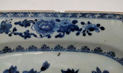  Grand plat octogonal en porcelaine à décor bleu blanc, Chine, Compagnie des Indes,...
