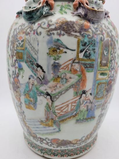 null Vase balustre en porcelaine, Chine, Canton, XIXe siècle
A décor polychrome en...