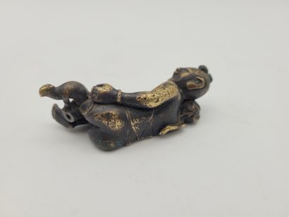 null Calligrapher's weight in copper alloy, China, 19th centuryRepresenting
a reclining...