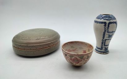 null Lot of six ceramic pieces, including
:- 1 Compagnie des Indes porcelain pitcher,...