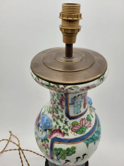 Vase balustre en porcelaine, Chine, Canton, XXe siècle A décor de personnages dans...