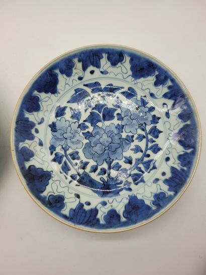 null Deux plats ronds en porcelaine bleu blanc, Japon, XXe siècle
A décor de branches...