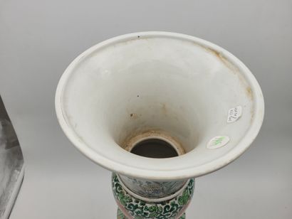 null Paire de vases cornet en porcelaine dans le style de la famille vert, Chine,...