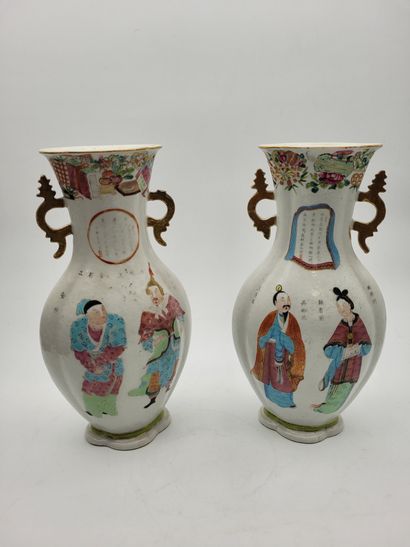  Paire de vases en porcelaine à décor polychrome, Chine, XIXe siècle Sur un pied...