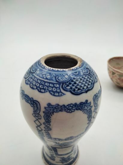 null Lot of six ceramic pieces, including
:- 1 Compagnie des Indes porcelain pitcher,...