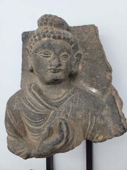 null Fragment de bas-relief représentant un buste de Bouddha, Inde, Gandhara
En grès...
