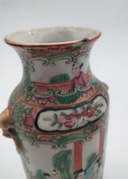  Paire de petits vases en porcelaine, Chine, Canton, fin XIXe siècle A décor polychrome...