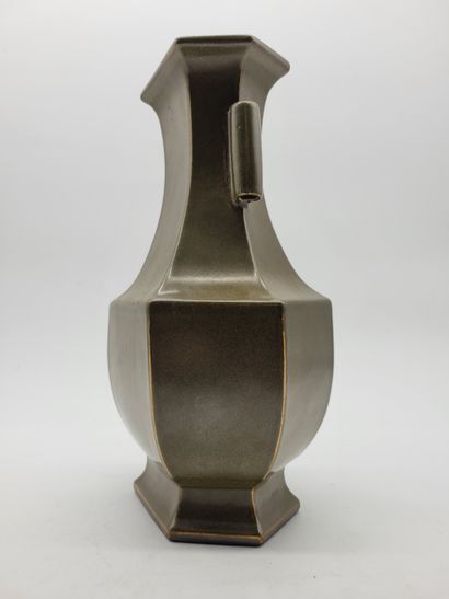  Vase à facettes en porcelaine émaillée dit poudre de thé, Chine, XIXe siècle A deux...