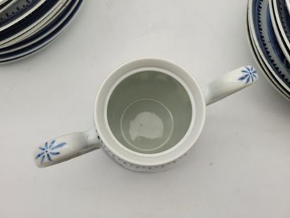 null Partie de service dépareillé composé de dix-neuf pièces en porcelaine bleu et...