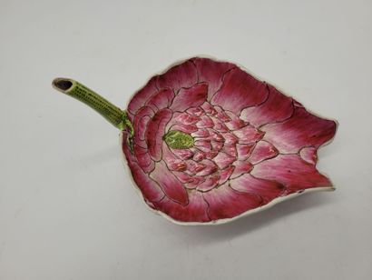  Coupe dite Lian shi xi bei en porcelaine émaillée rose et vert formant fleur de...