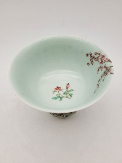  Bol en porcelaine à décor d'oiseaux dans les fleurs, Chine, XXe siècle Monté sur...