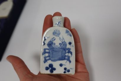 null Six blue and white porcelain medicine bottles in their box, China, early 20th...