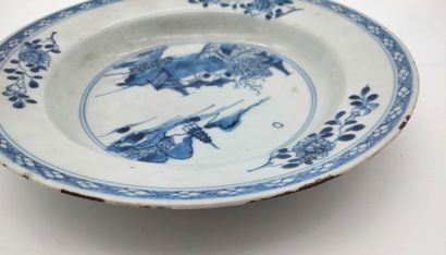  Assiette en porcelaine à décor bleu blanc de paysage lacustre, Chine, Compagnie...