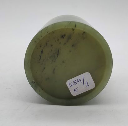 null Jade brush pot of roll form, ChinaHeight
: 7,9 cmLight
chips on the edge

.