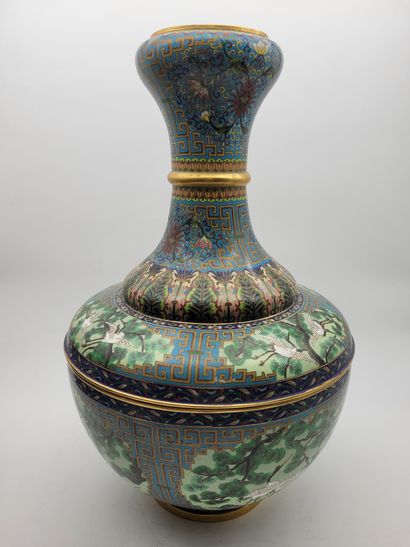 null Grand vase en alliage cuivreux et décor d'émaux cloisonnés, Chine, XXe siècle
S'ouvrant...